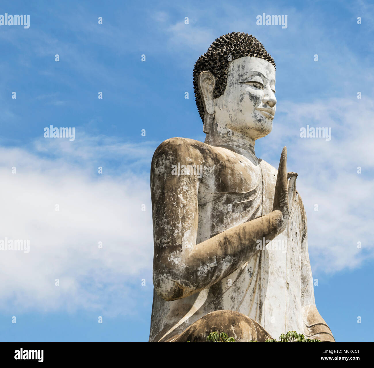 Estatua de Buda en el moderno Wat Ek Phnom, Battambang, Camboya Foto de stock