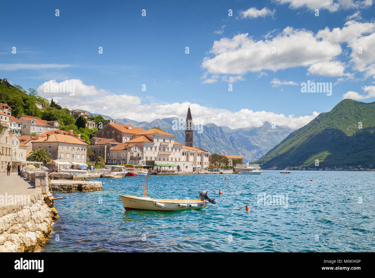 Vista clásica de la ciudad histórica de Perast situado en la mundialmente famosa bahía de Kotor en un hermoso día soleado de verano, Montenegro, Sur de Europa Foto de stock