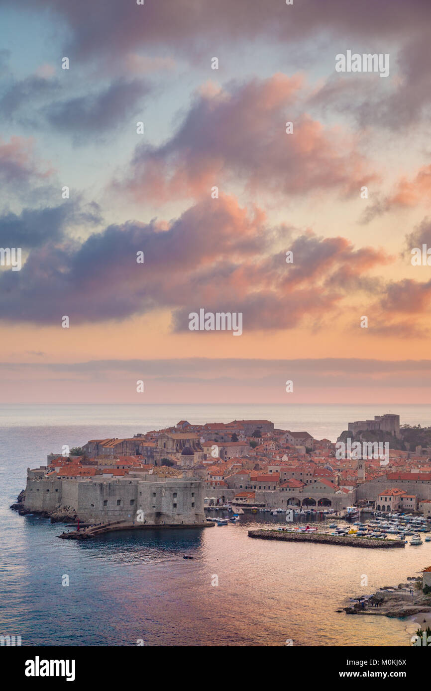 Vista panorámica del casco histórico de la ciudad de Dubrovnik, uno de los más famosos destinos turísticos en el Mar Mediterráneo, al atardecer, Dalmacia, Croacia Foto de stock