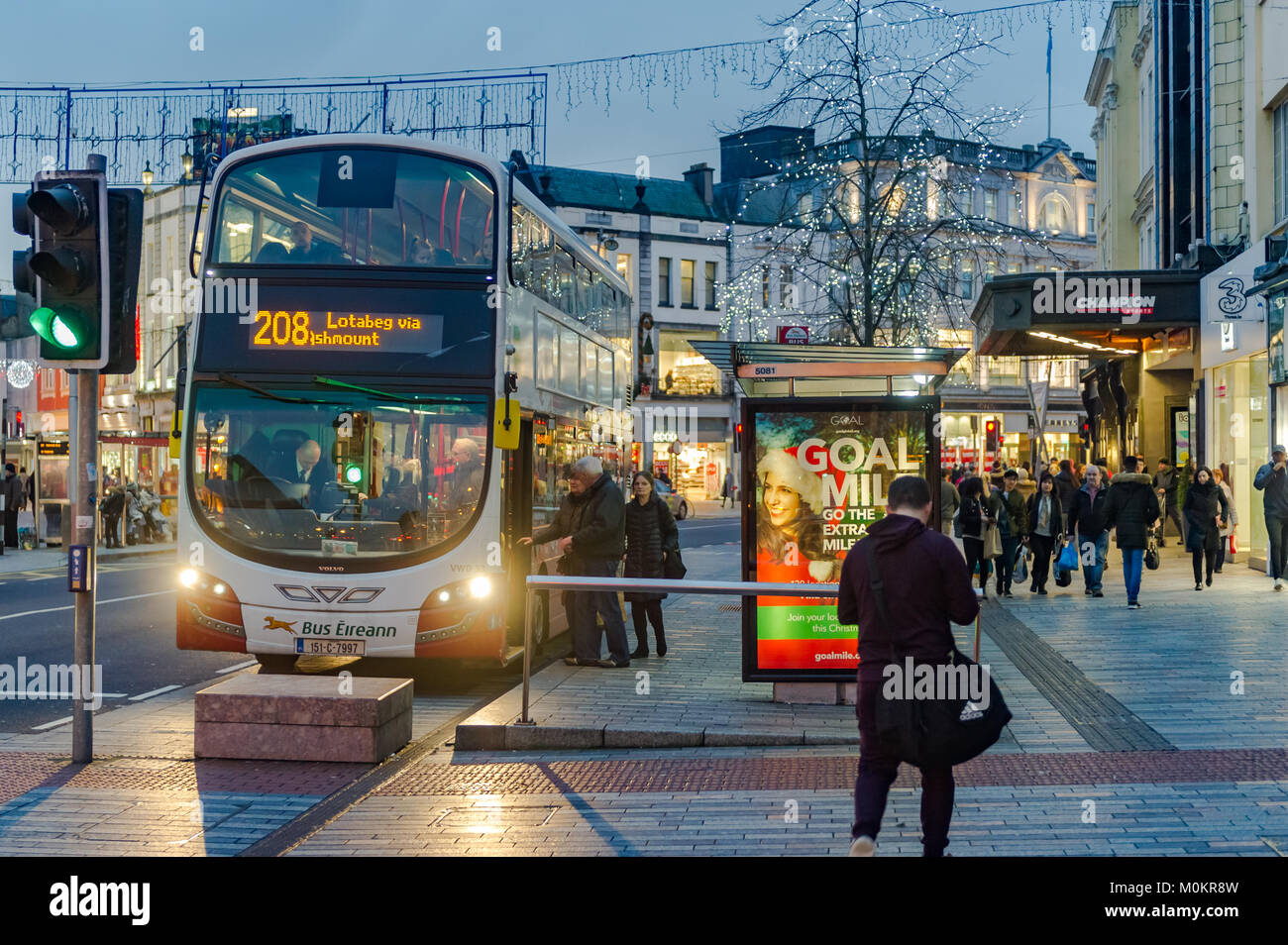 Patrick Street, Cork, Irlanda, una ajetreada calle comercial, al atardecer, durante el mes de enero las ventas. Foto de stock