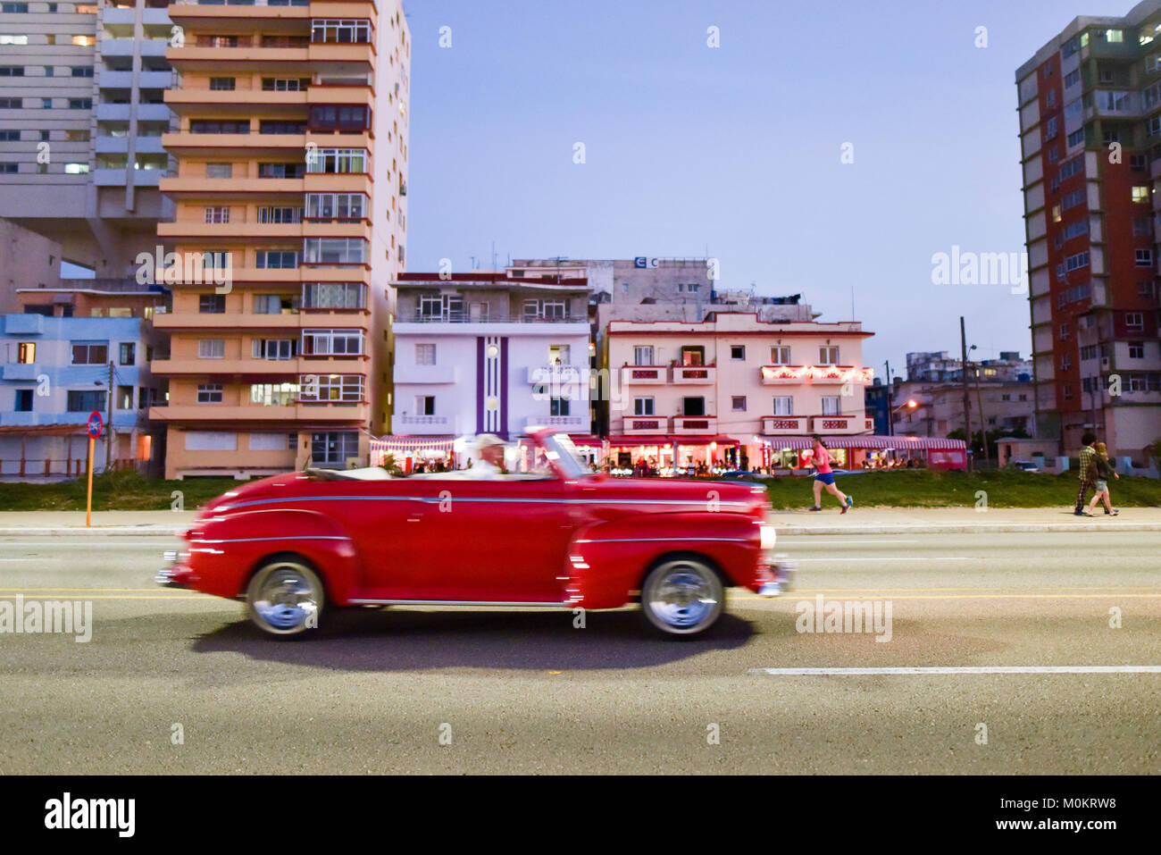 Vintage automóvil junto al malecón de La Habana. Foto de stock