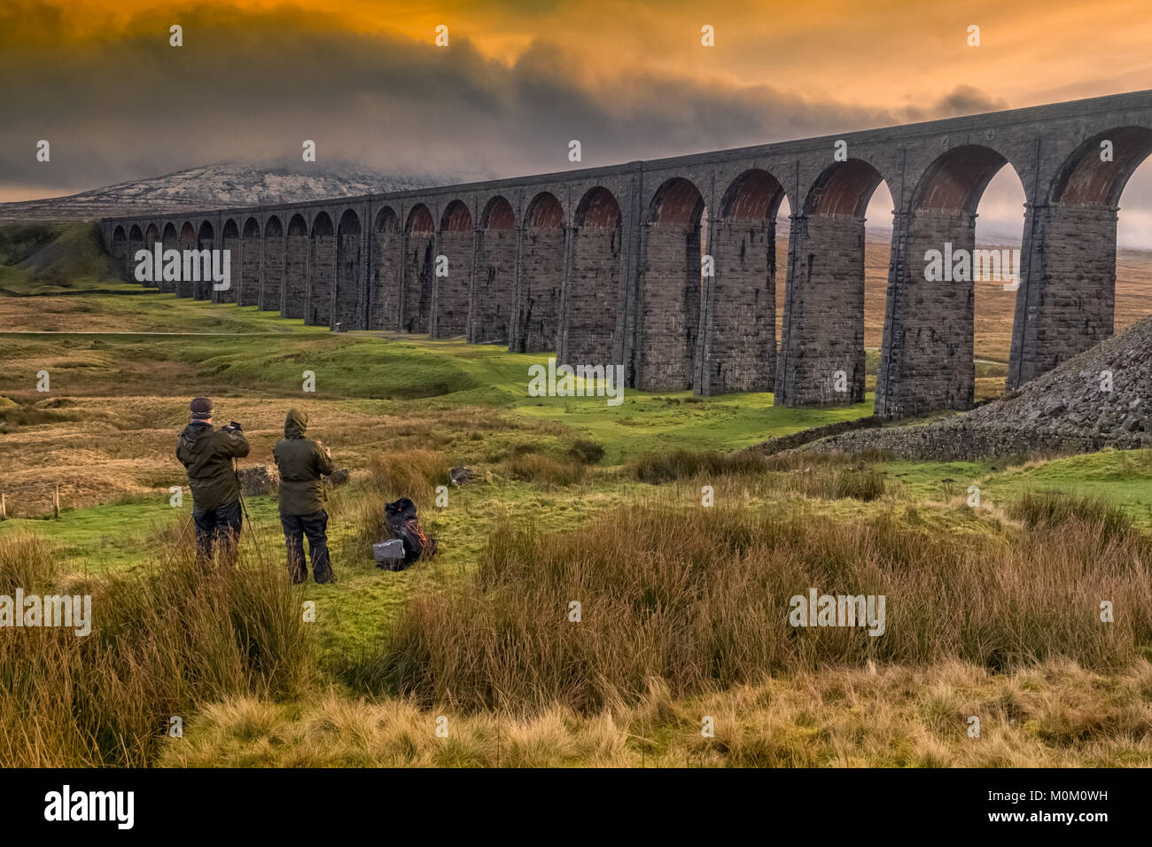 Los fotógrafos capturar la majestuosidad de Ribblehead viaducto sobre el ferrocarril Settle-Carlisle Foto de stock