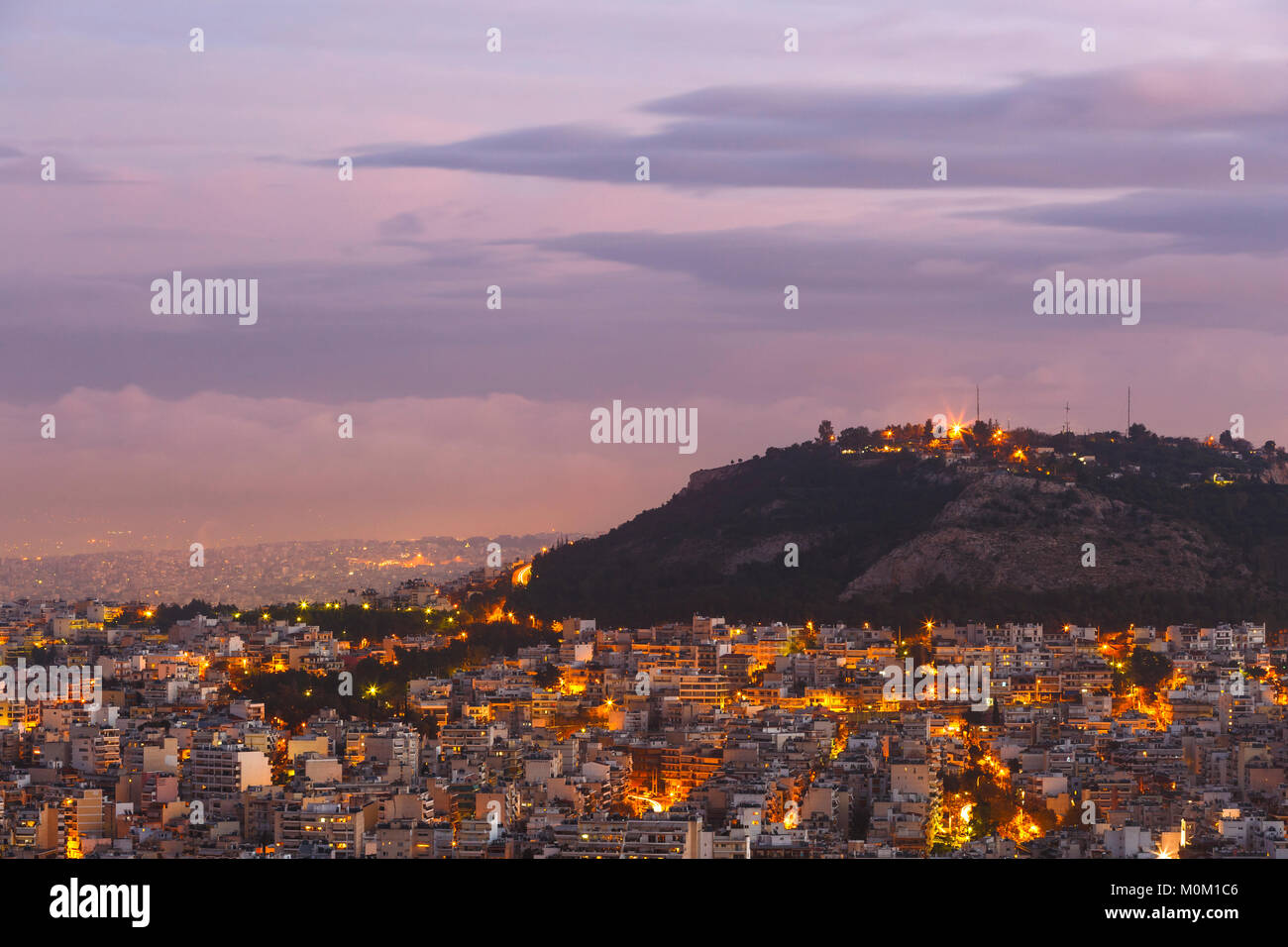 Vista de Atenas desde la colina de Lycabettus, en horas de la madrugada, Grecia. Foto de stock
