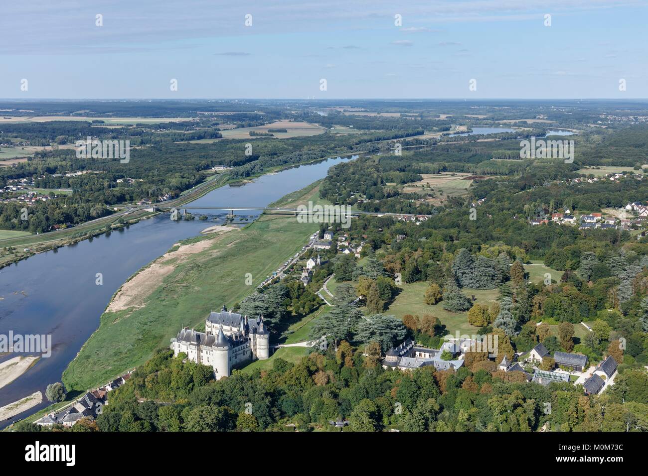 Francia, Loir et Cher,Valle del Loira catalogado como Patrimonio de la Humanidad por la UNESCO,Chaumont-sur-Loire, el castillo en el río Loira (vista aérea) Foto de stock