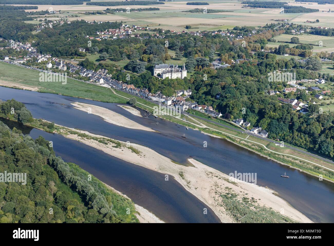 Francia, Loir et Cher,Valle del Loira catalogado como Patrimonio de la Humanidad por la UNESCO,Chaumont-sur-Loire, el castillo en el río Loira y la aldea (vista aérea) Foto de stock
