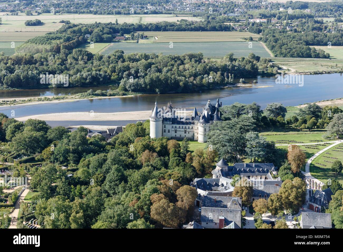 Francia, Loir et Cher,Valle del Loira catalogado como Patrimonio de la Humanidad por la UNESCO,Chaumont-sur-Loire, el castillo en el río Loira (vista aérea) Foto de stock