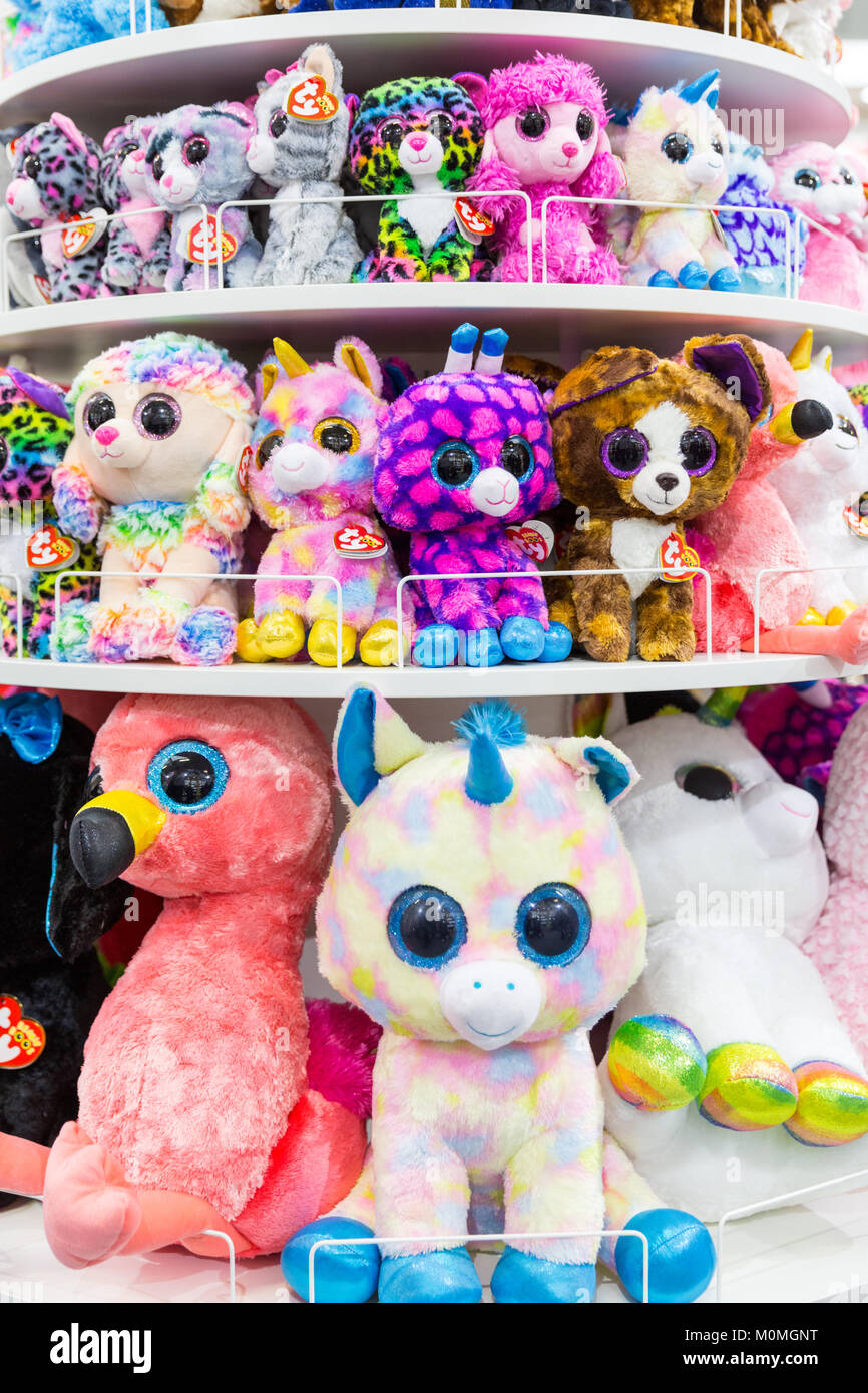 Kensington Olympia, Londres, Reino Unido, 23 de enero de 2018. El stand de  la marca TY con sus muchos coloridos muñecos de peluche. La feria de  juguetes es el más grande del