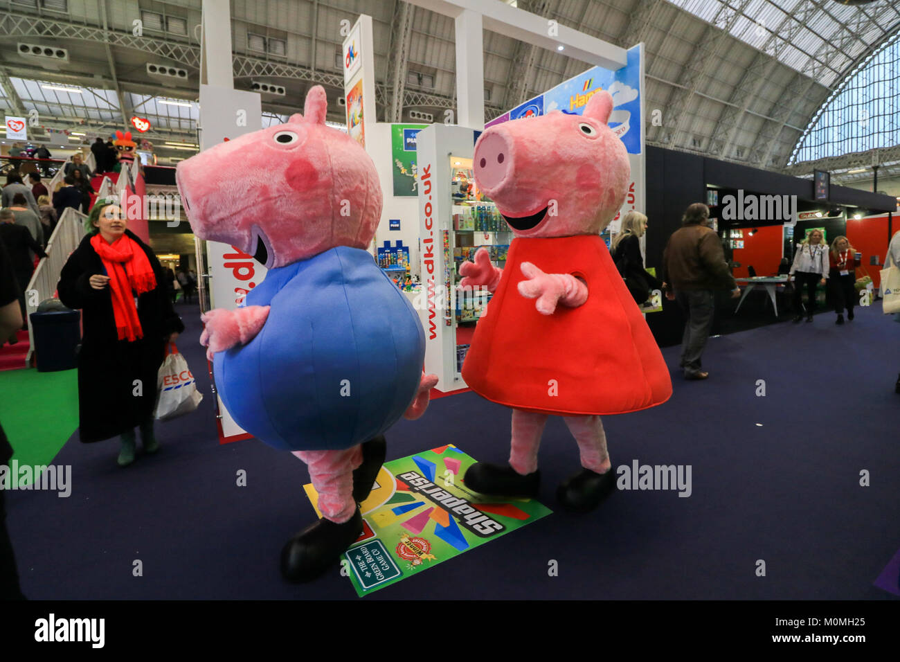 Londres, Reino Unido. 23 ene, 2018. Peppa Pig y amigo en una caminata  alrededor de la 65ª feria de juguetes anual organizado por el British  juguete y Hobby Associaiton abre en el