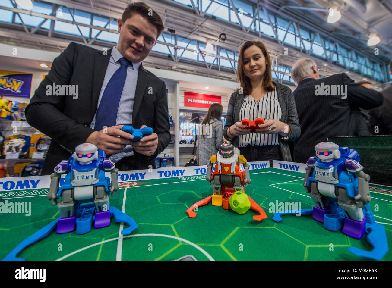 Londres, Reino Unido. 23 ene, 2018. Soccerborg, juego de fútbol robótico, por Tomy juguetes, siendo lanzado a tiempo para la Copa del Mundo - la anual feria de juguetes en Olympia, Londres. Crédito: Guy Bell/Alamy Live News Foto de stock