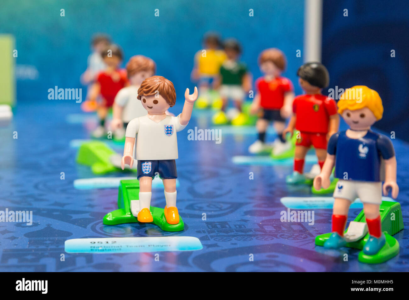 Kensington Olympia, Londres, Reino Unido, 23 de enero de 2018. Un jugador  de fútbol de Inglaterra playmobil para la Copa Mundial de Fútbol de 2018 en  el stand de Playmobil. La feria