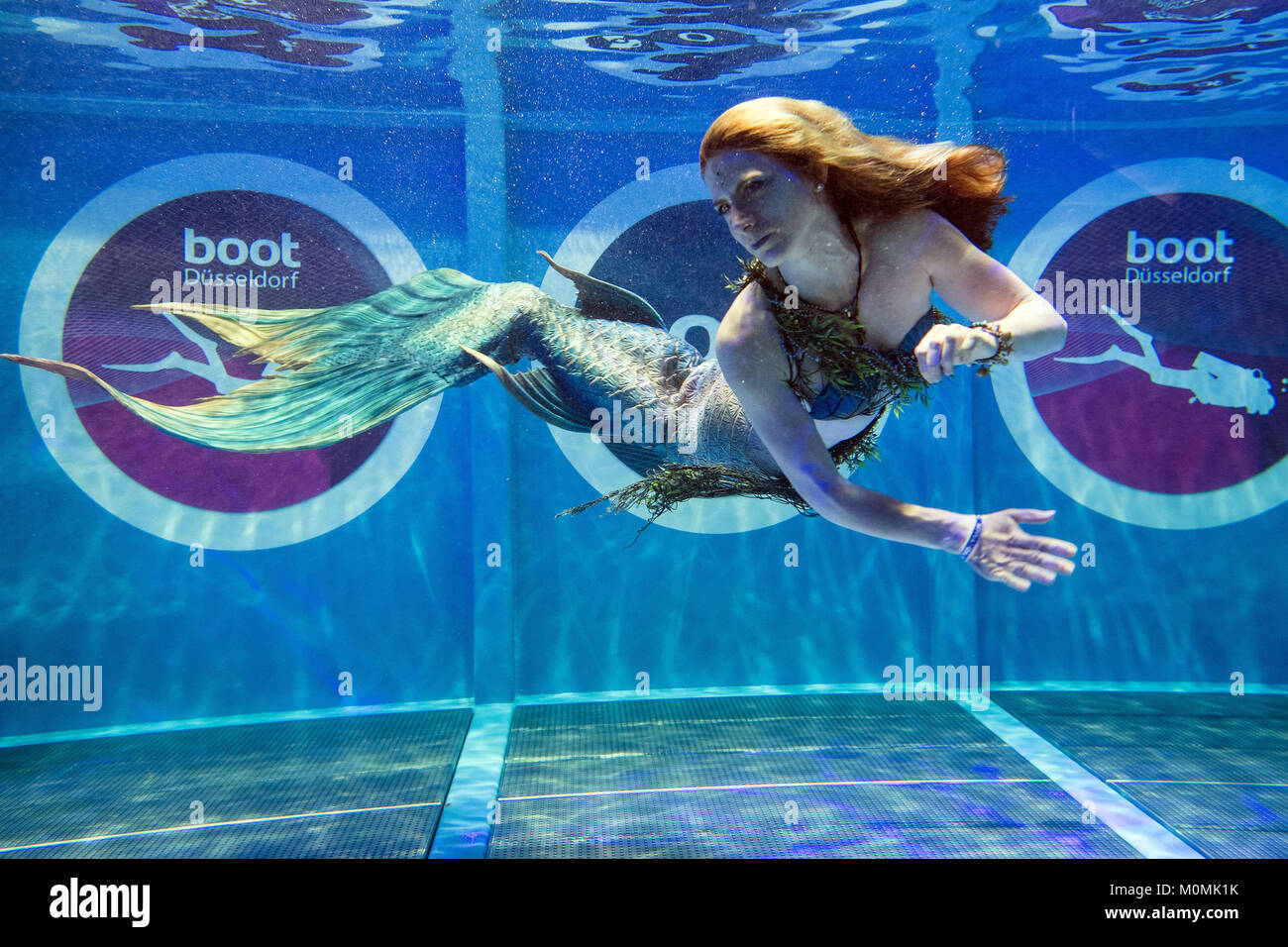 En Dusseldorf, Alemania. 19 ene, 2018. Un buzo natación como la sirena  Ralari en la piscina de buceo durante el tour de novedad de los deportes  acuáticos exposición 'boot' (lit. \