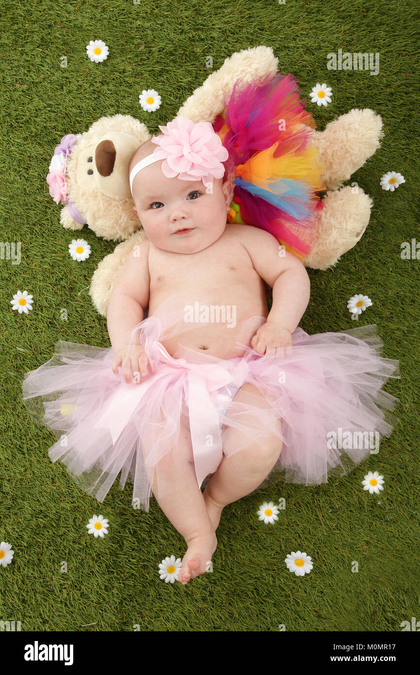 Feliz hermosa niña, de 4 meses de edad Fotografía de stock - Alamy