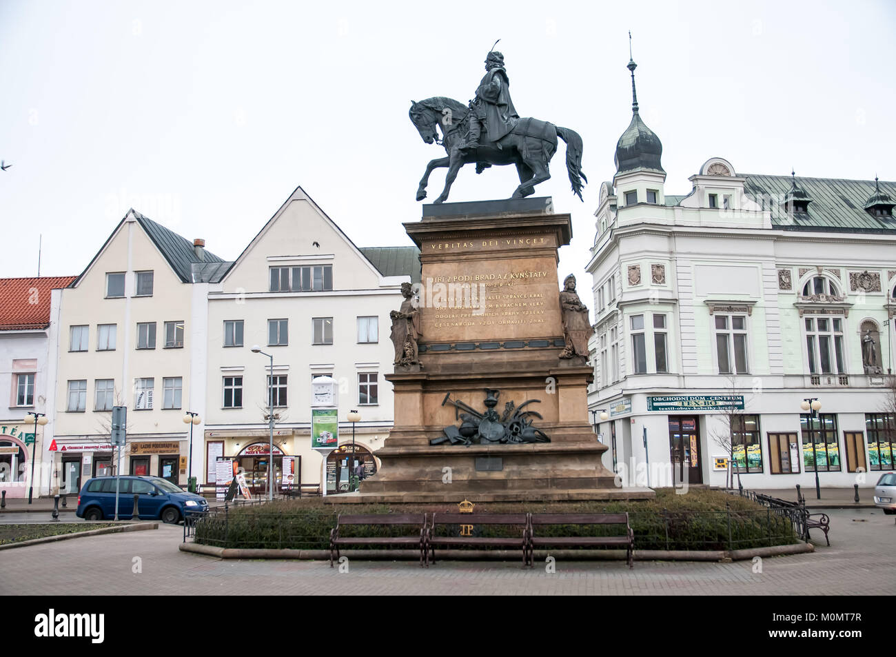 Ciudad balneario, Podebrady, República Checa, 16 de enero de 2018, el colonnade y monumentos. Foto de stock