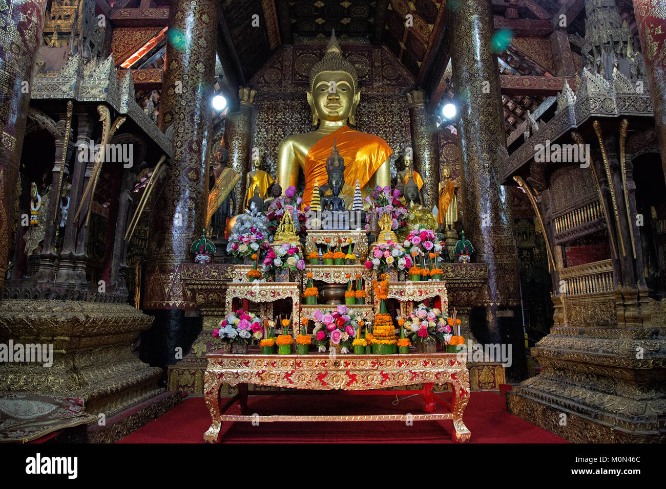 Estatua de Buda en el templo Wat Xieng Thong en el Patrimonio Mundial de la UNESCO, la ciudad de Luang Prabang, en el norte de Laos, Indochina Foto de stock