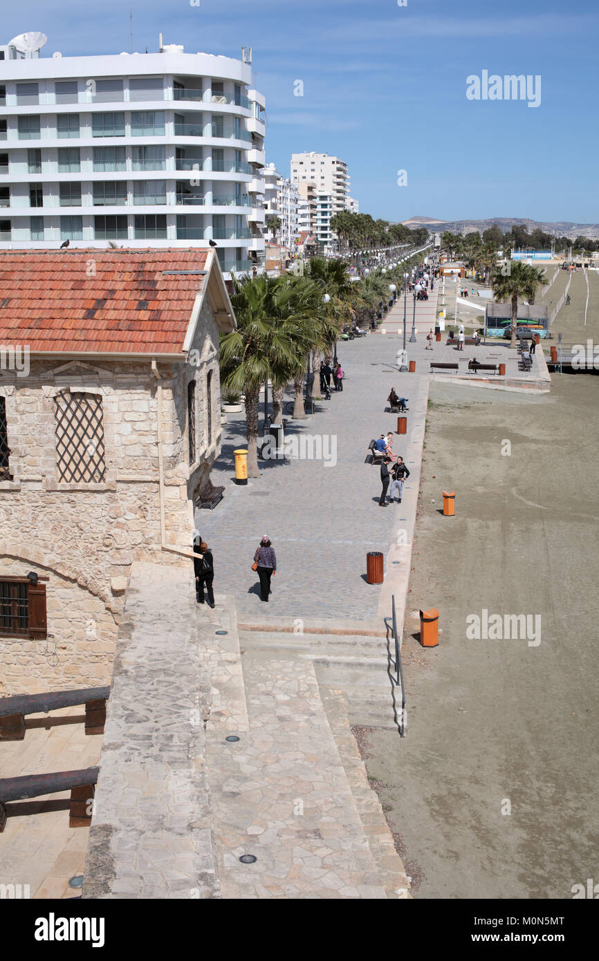 En Larnaca, Chipre - Marzo 12, 2016: Poca gente en el terraplén en un soleado día de primavera. Larnaca es la tercera ciudad más grande del país Foto de stock
