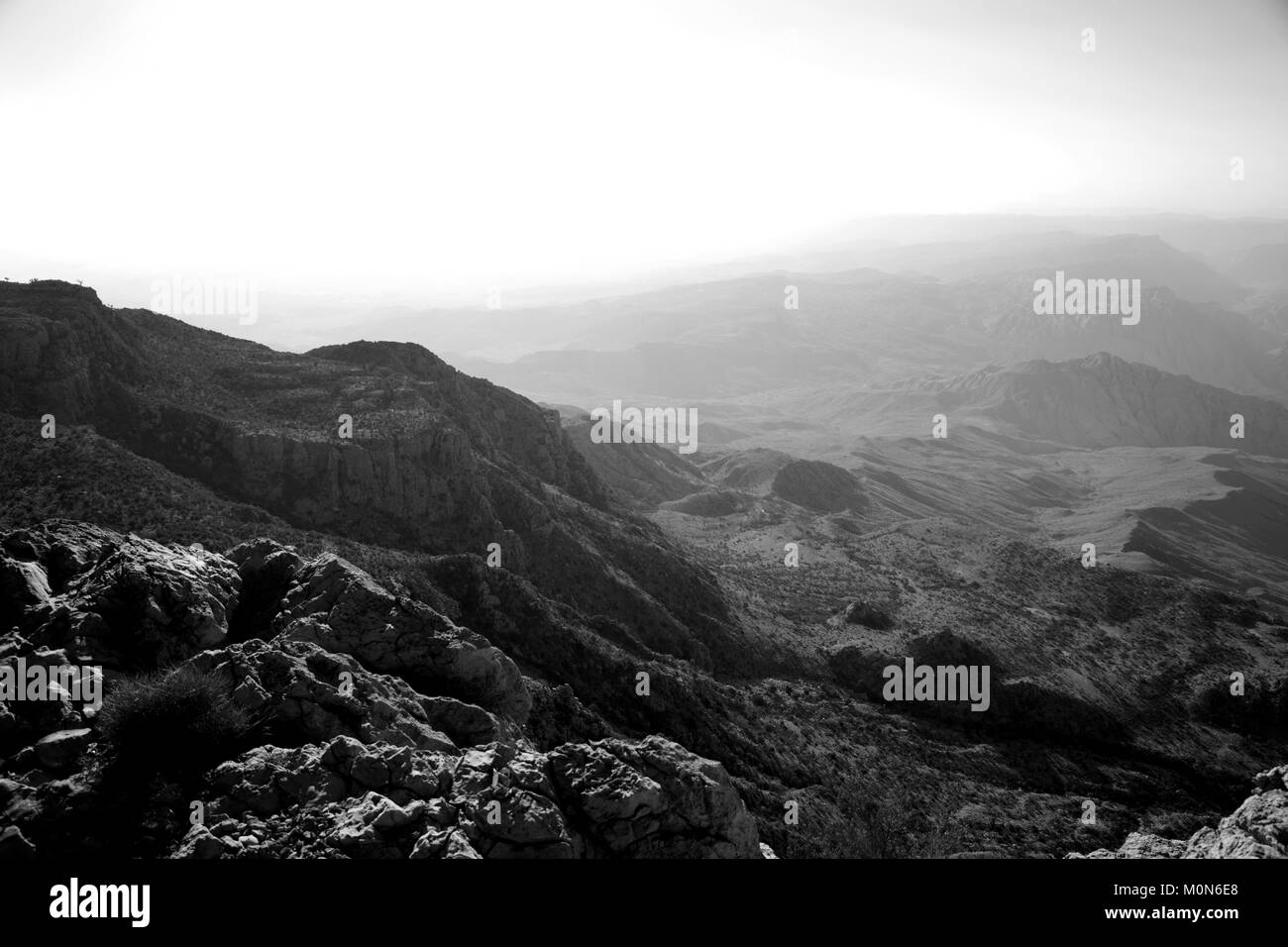 Vista en blanco y negro de pico de montaña Foto de stock