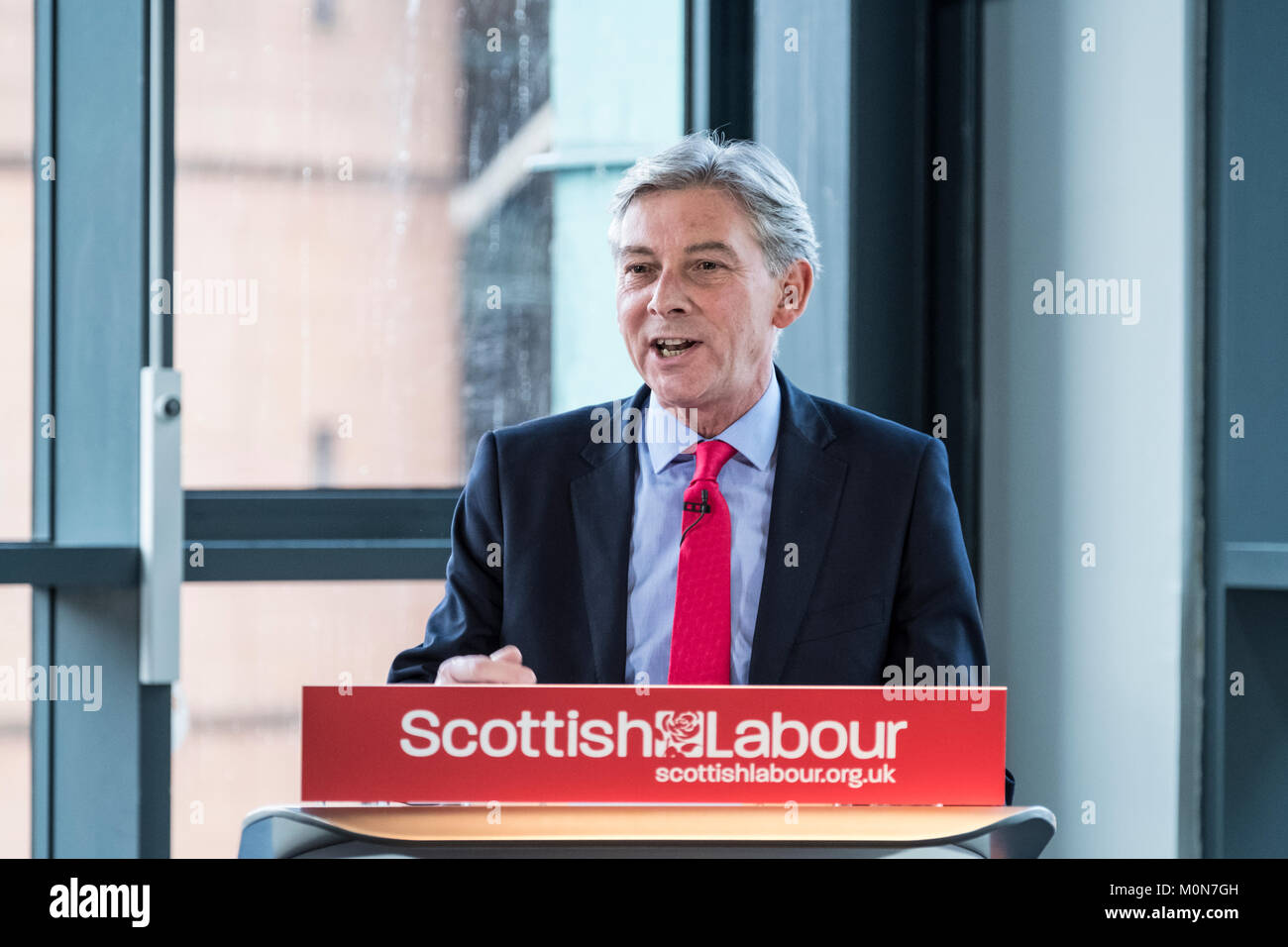 El líder del partido laborista escocés Richard Leonard ofrece un importante discurso en la Universidad de Abertay,19 Jan 2018 en Dundee, Escocia esquematización las políticas laborales. Foto de stock