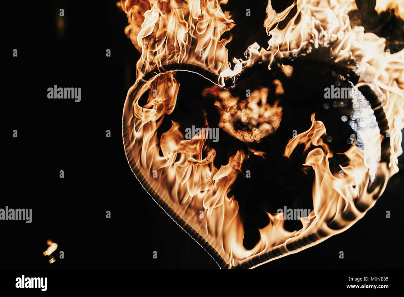 Feliz día de San Valentín card.fuegos artificiales en forma de corazón sobre fondo negro, espectáculo de fuego en la noche. bengala corazón ardiente fuego. Espacio para el texto. Boda o valen Foto de stock