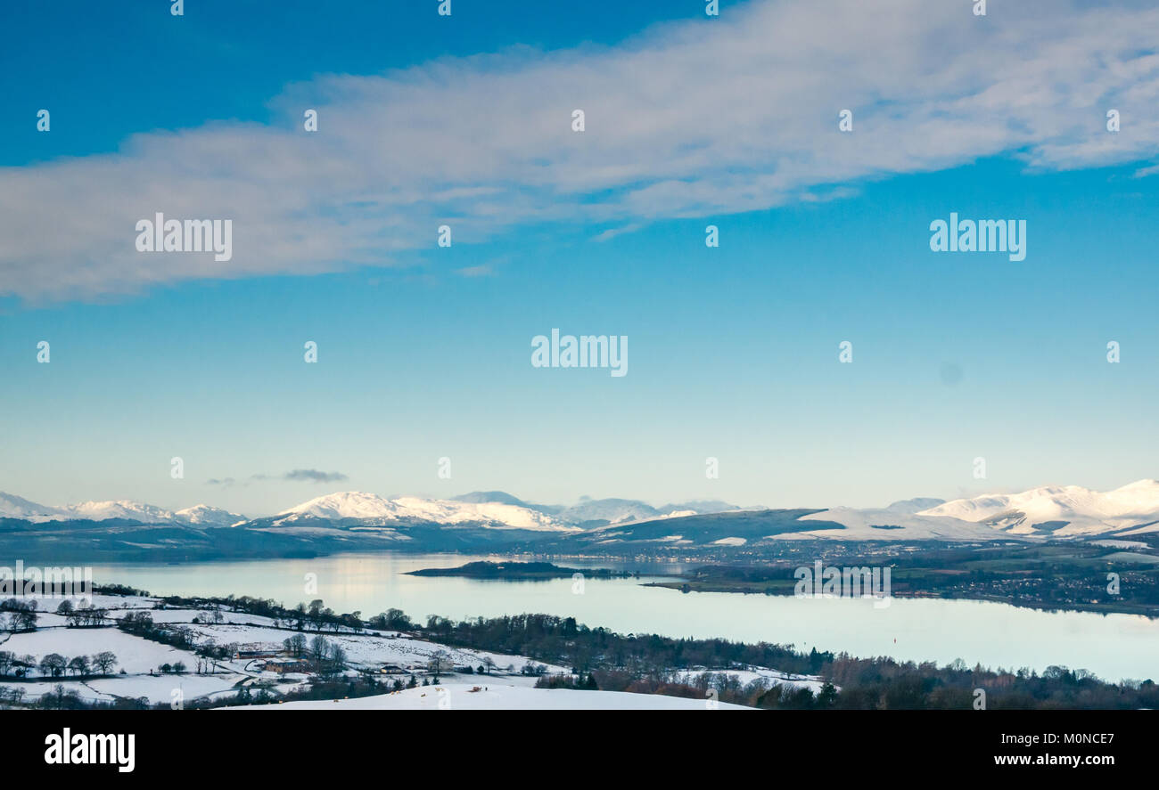 Escena de Invierno del río Clyde hasta Gare Loch desde colina arriba Langbank, con montañas cubiertas de nieve, cielo azul y aguas tranquilas, Strathclyde, Escocia, Reino Unido Foto de stock
