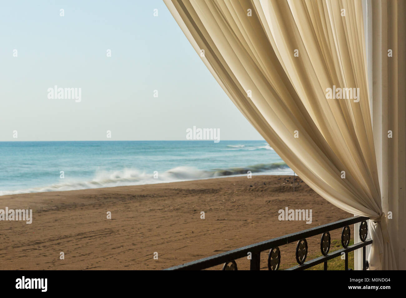 Resumen de una cortina de tul en el jardín, cerca de una playa de arena como un buen antecedente, la larga exposición durante la parada Foto de stock