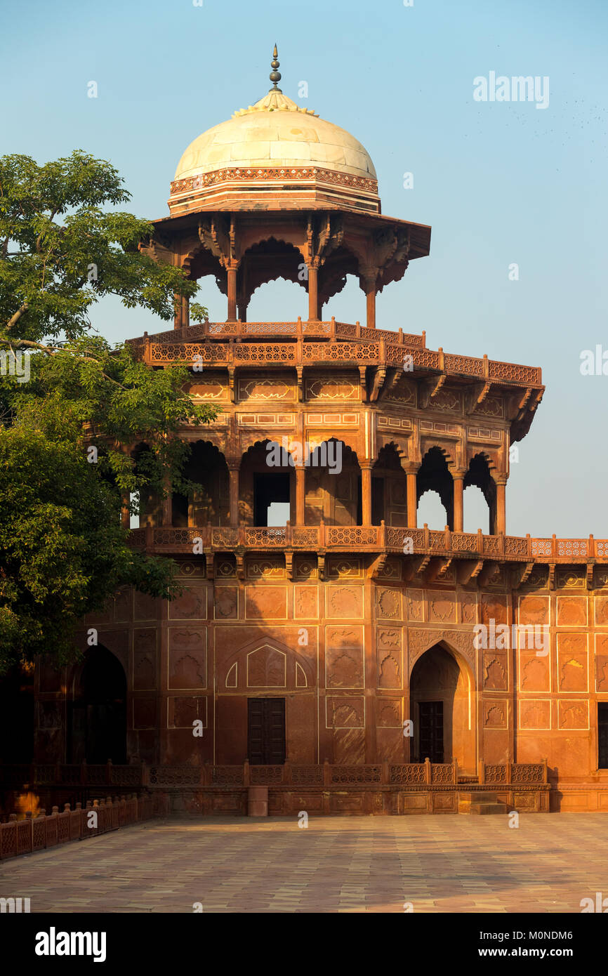 La arquitectura en el jardín del Taj Mahal, en Agra, India Foto de stock