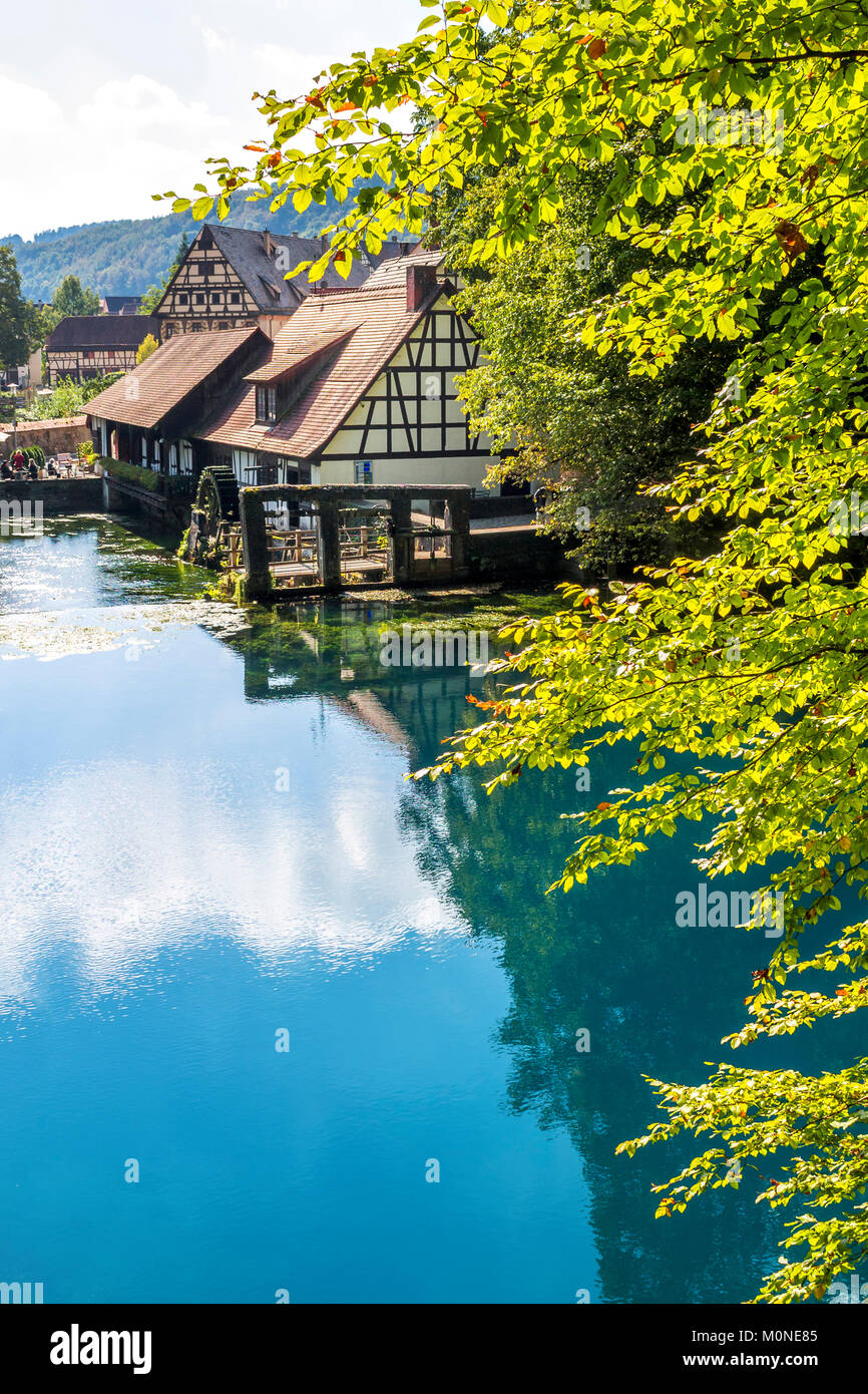 Alemania, Baden-Wuerttemberg, Blaubeuren, Blautopf, molino de martillos y río Blau Foto de stock