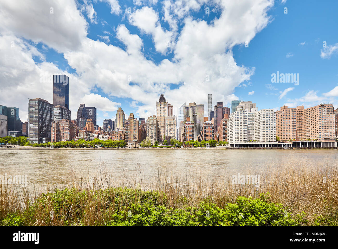 La Ciudad de Nueva York visto desde el Roosevelt Island, EE.UU. Foto de stock