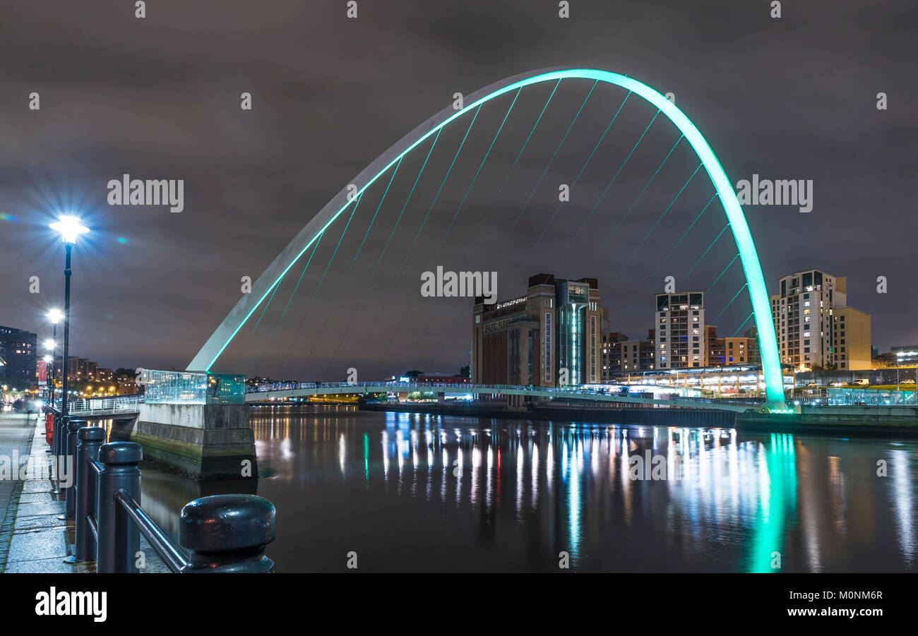 Noche foto mirando hacia el este a lo largo del río Tyne hacia el Puente del milenio de Gateshead Foto de stock