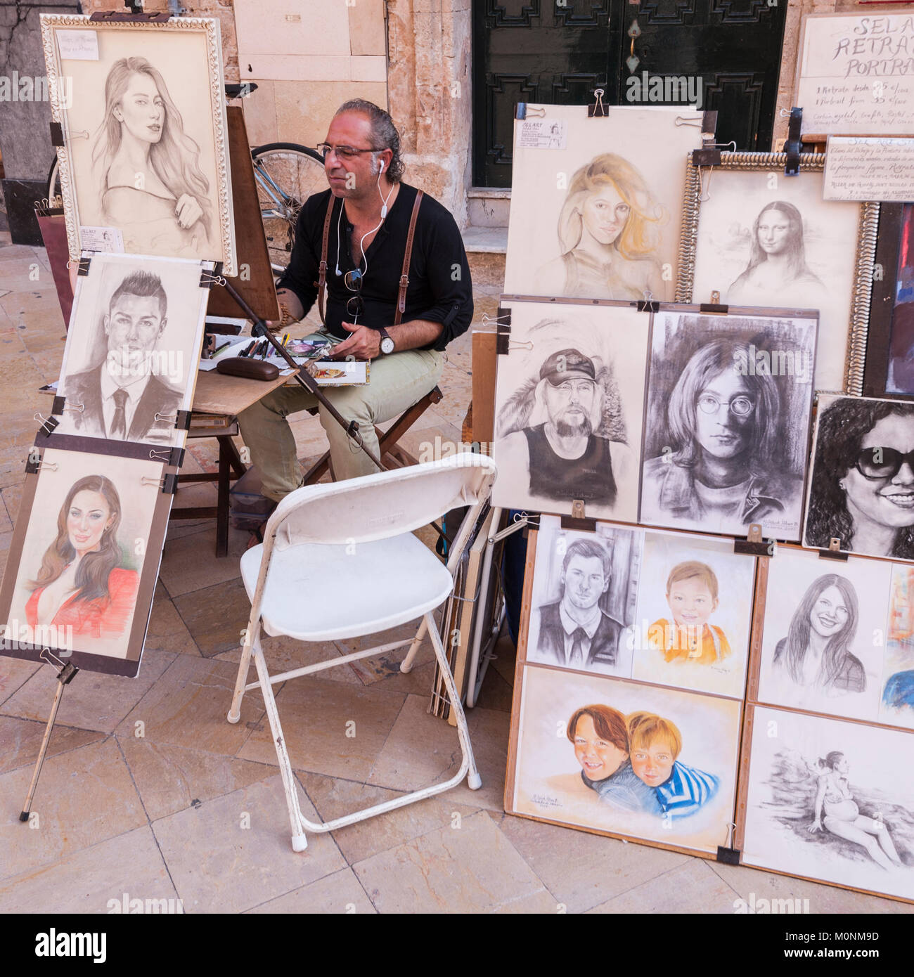 Un artista callejero haciendo retratos en Ciutadella de Menorca, Menorca, Islas Baleares, España Foto de stock