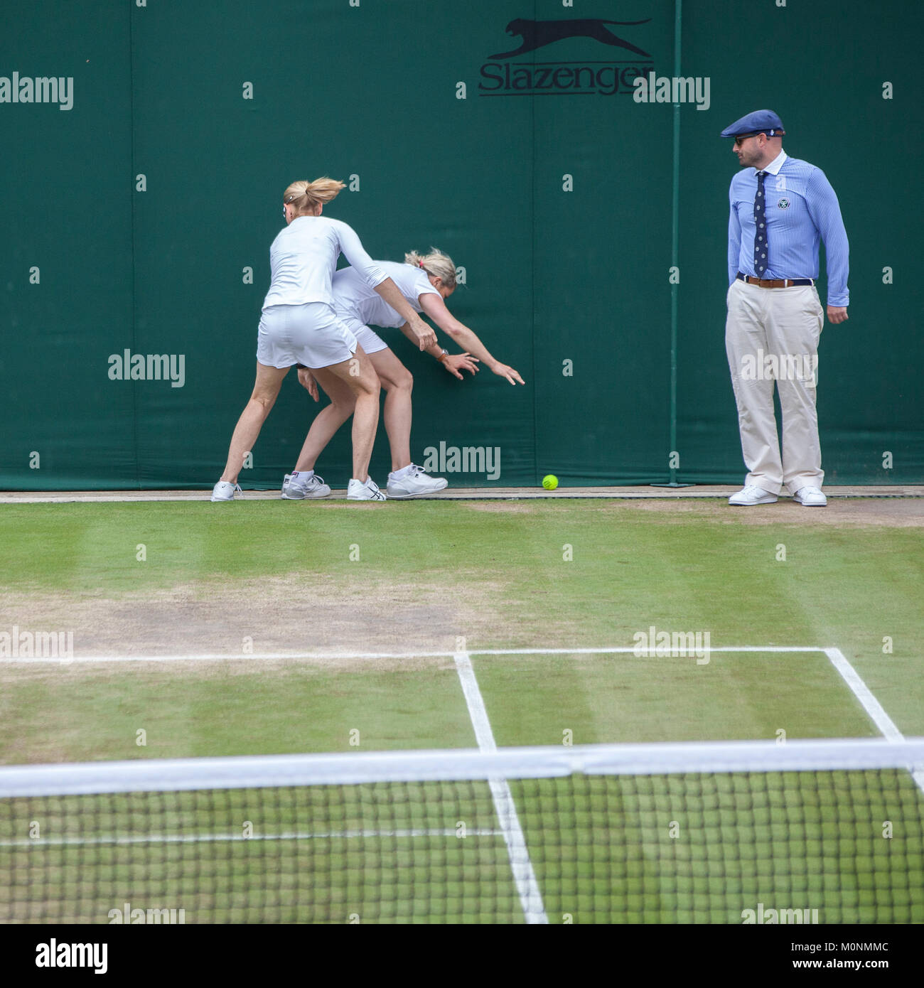 Wimbledon tennis ball girl fotografías e imágenes de alta resolución