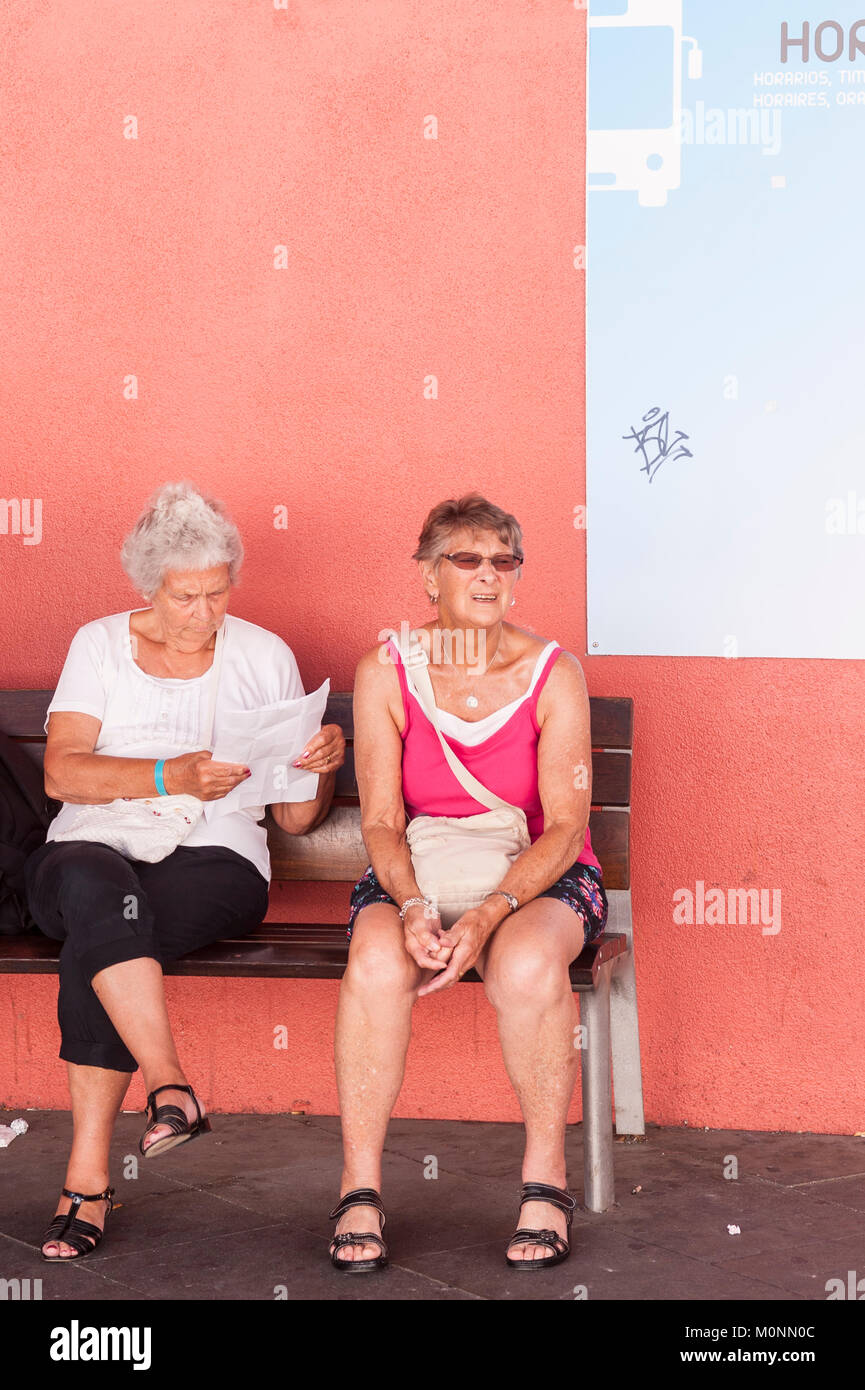 La gente esperando el autobús en la estación de autobuses de Mahón, Menorca, Islas Baleares, España Foto de stock