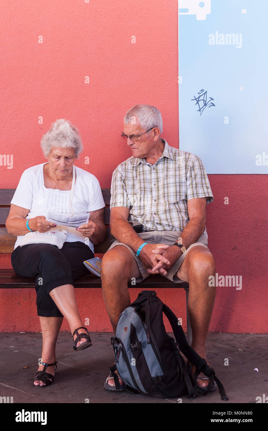 La gente esperando el autobús en la estación de autobuses de Mahón, Menorca, Islas Baleares, España Foto de stock