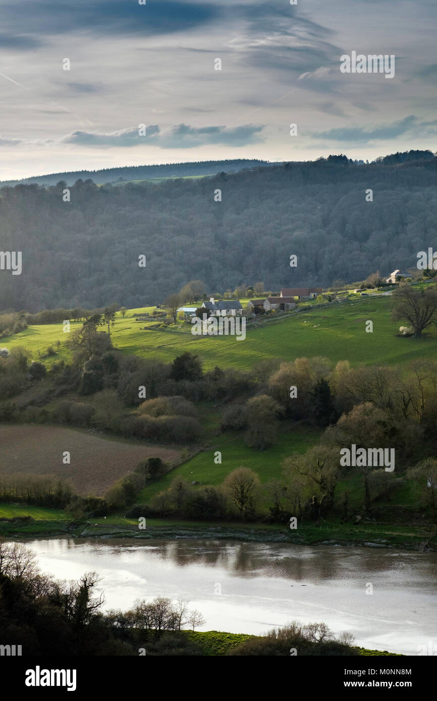 Casa de granja en LANCAUT sobre el río Wye. El río es parte de la frontera entre Inglaterra y Gales Foto de stock