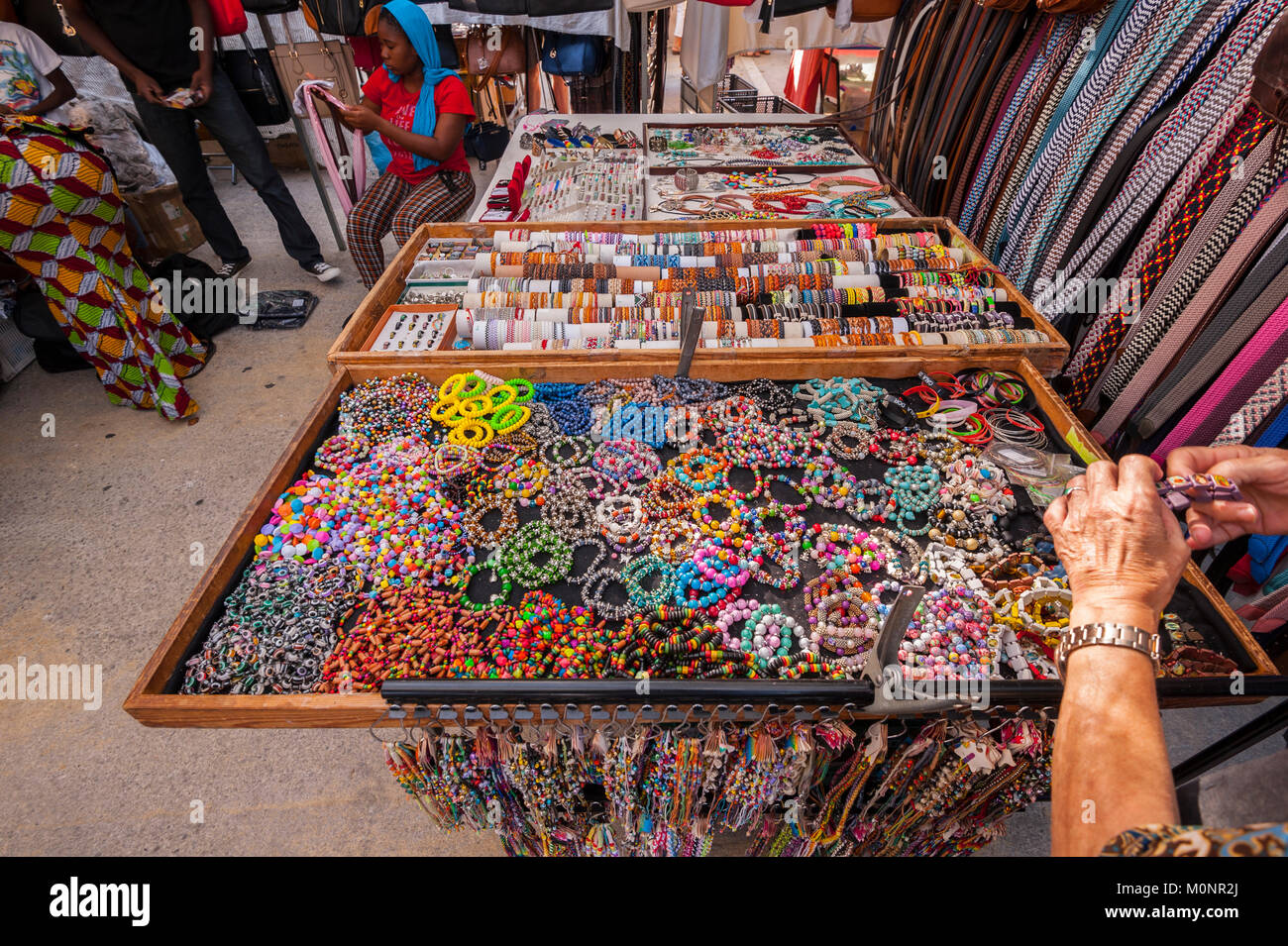 Joyería para la venta en el mercado de la calle en Mahón, Menorca, Islas  Baleares, España Fotografía de stock - Alamy