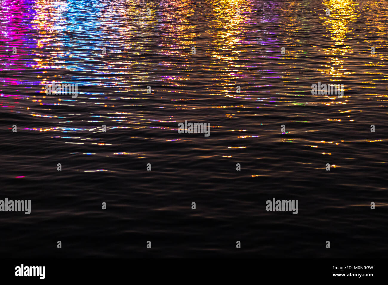Luces coloridas reflexionando sobre el agua producen una muy bonita fiesta  como imagen Fotografía de stock - Alamy