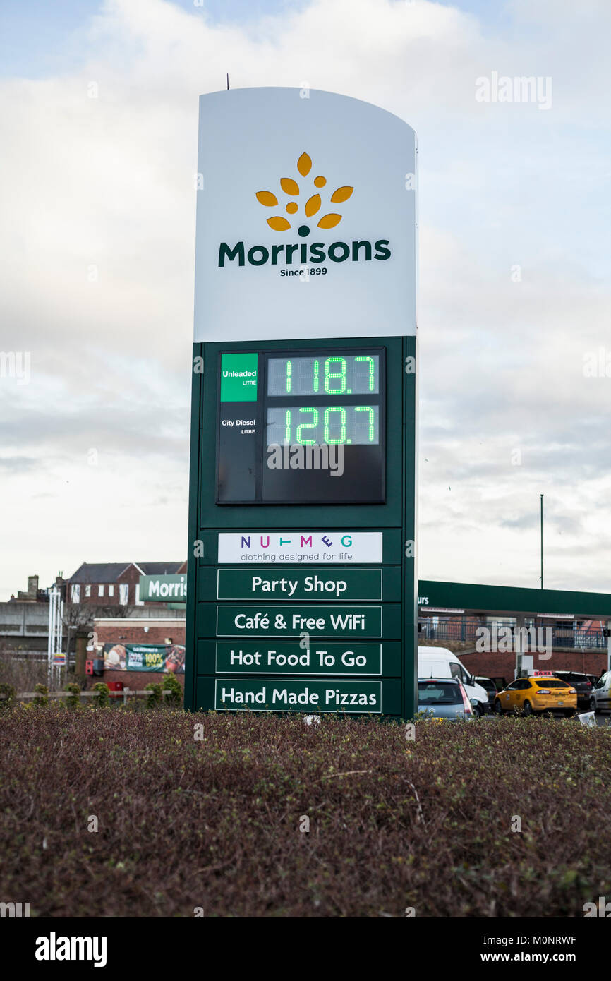 Los precios del combustible firmar al supermercado Morrison,Hartlepool,Inglaterra,Reino Unido Foto de stock