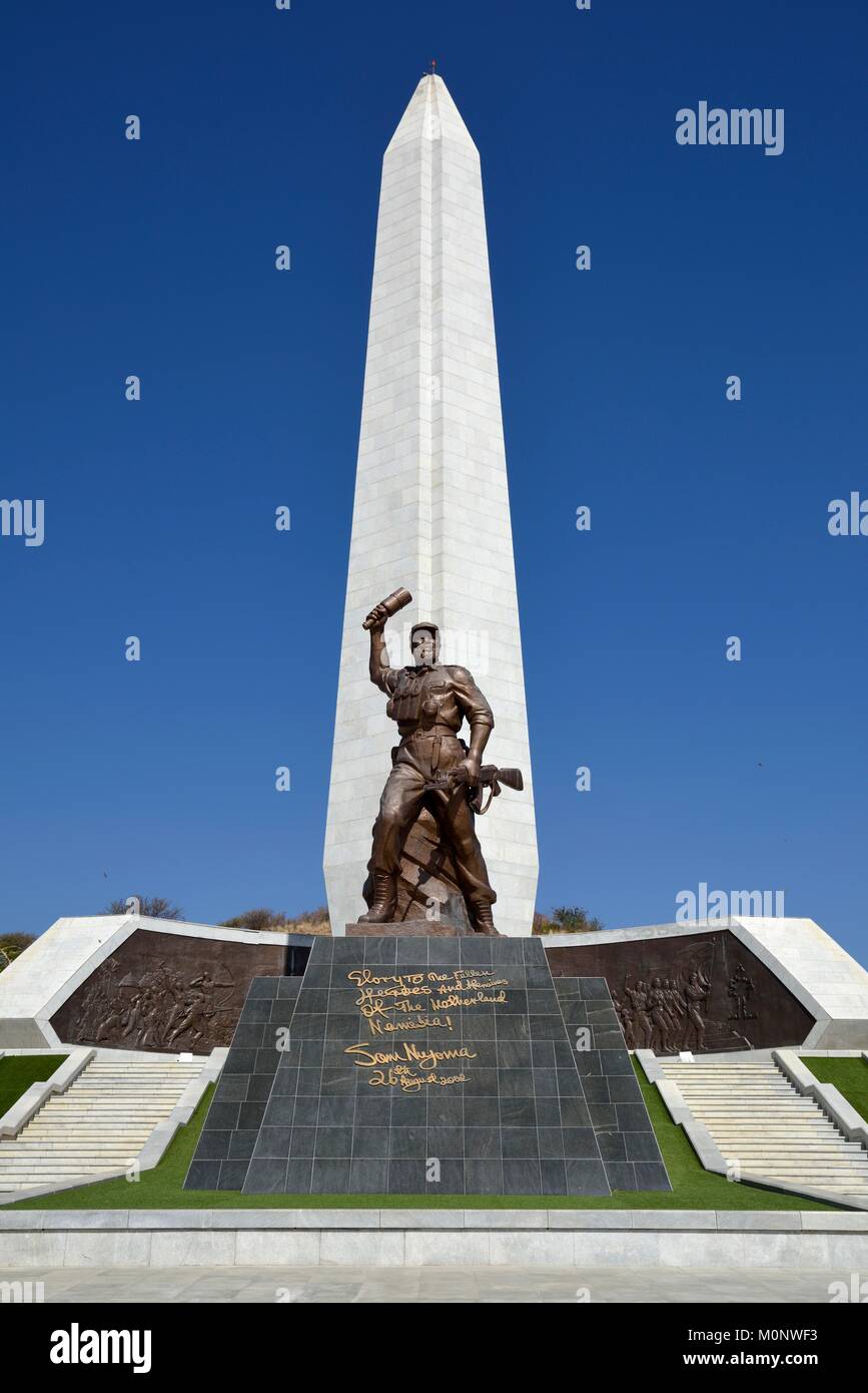 El obelisco en el Heldenacker o héroes nacionales' Acre,memorial de guerra de la República de Namibia, cerca de Windhoek,montañas Auas Foto de stock