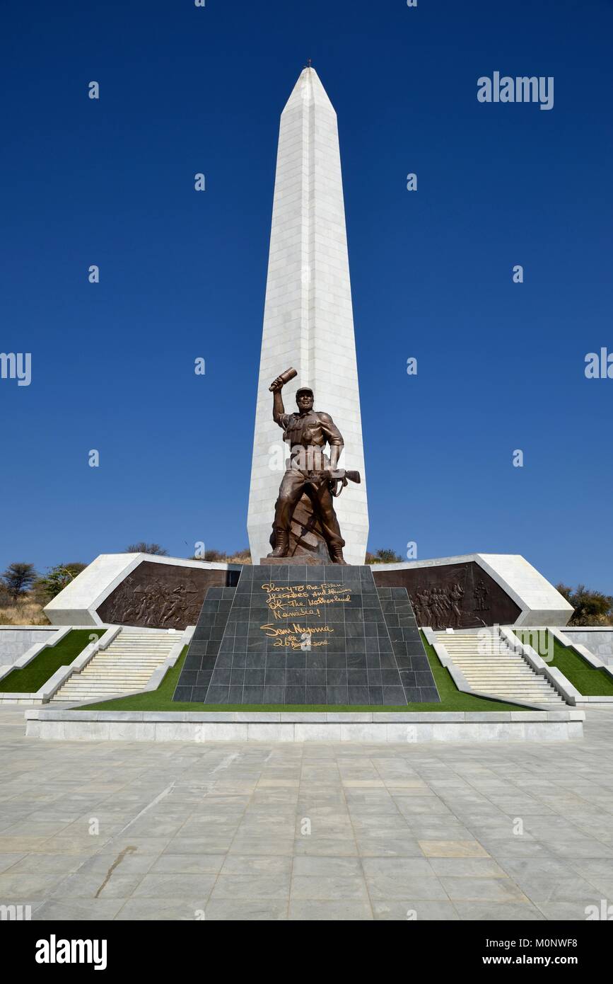 El obelisco en el Heldenacker o héroes nacionales' Acre,memorial de guerra de la República de Namibia, cerca de Windhoek,montañas Auas Foto de stock