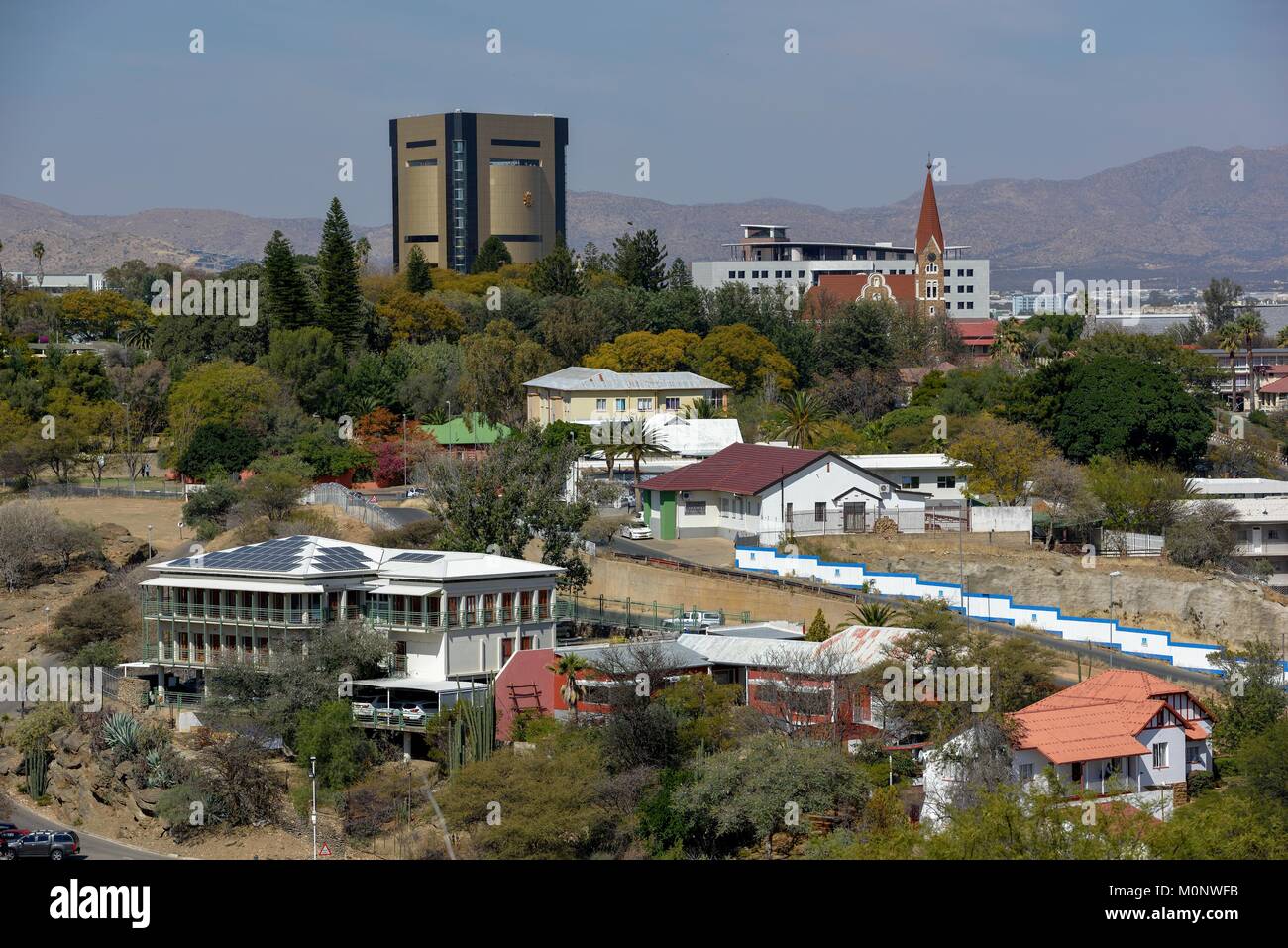 Vista de la ciudad desde la colina de amante,Independencia Museo y Christuskirche,Windhoek,región de Khomas,Namibia Foto de stock