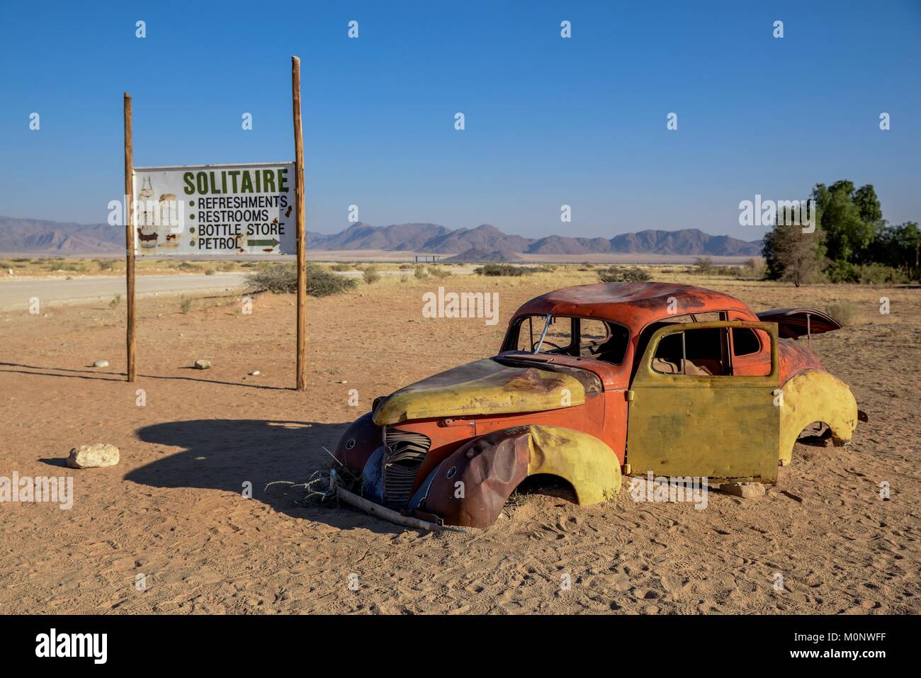Automóvil oxidado en arena,solitario,Hardap Región,Namibia Foto de stock