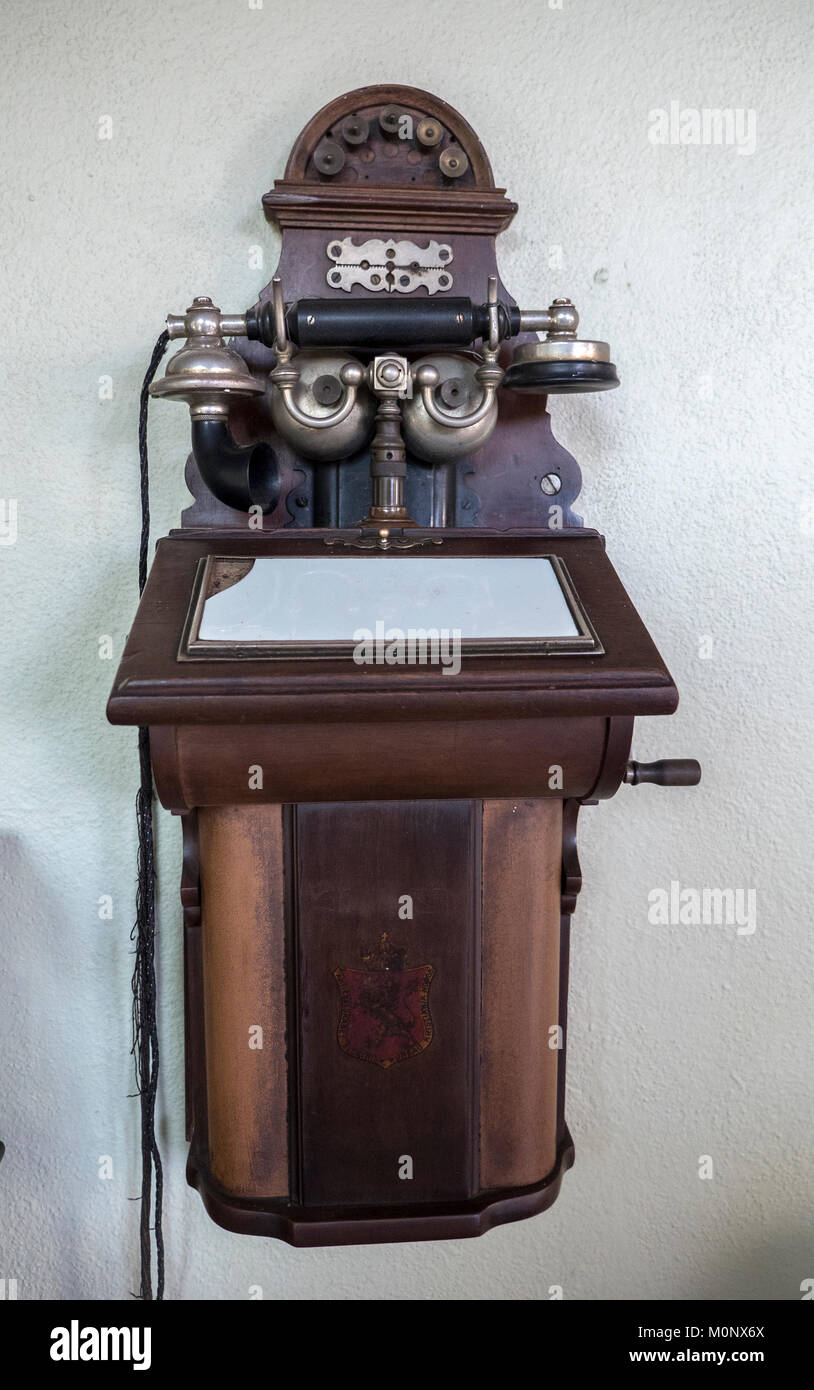 Teléfono de pared de madera antiguos México construida como un armario con Escritorio para tomar notas Foto de stock