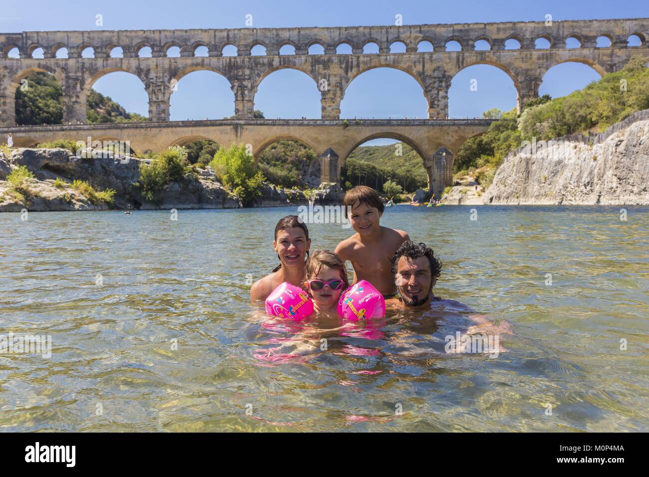 Francia,Gard,Vers-Pont-du-Gard,el Pont du Gard, catalogado como Patrimonio de la Humanidad por la UNESCO,Gran Sitio de Francia,acueducto romano del siglo I que pasos sobre el Gardon Foto de stock