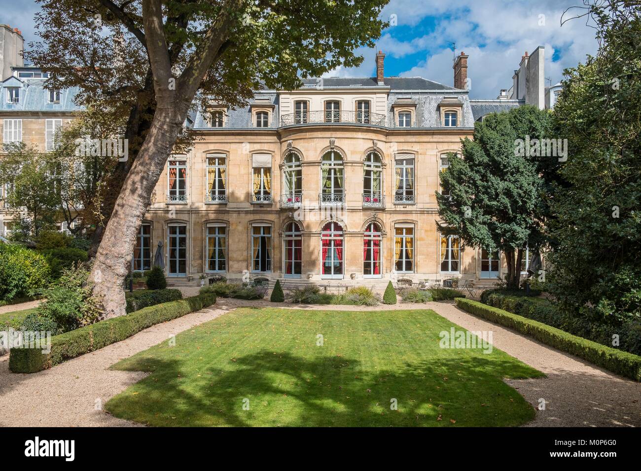 Francia,París,la Maison de l'Amerique Latine situado en el Hotel Amelot de Gournay o Hotel Mortemart,el parque Foto de stock