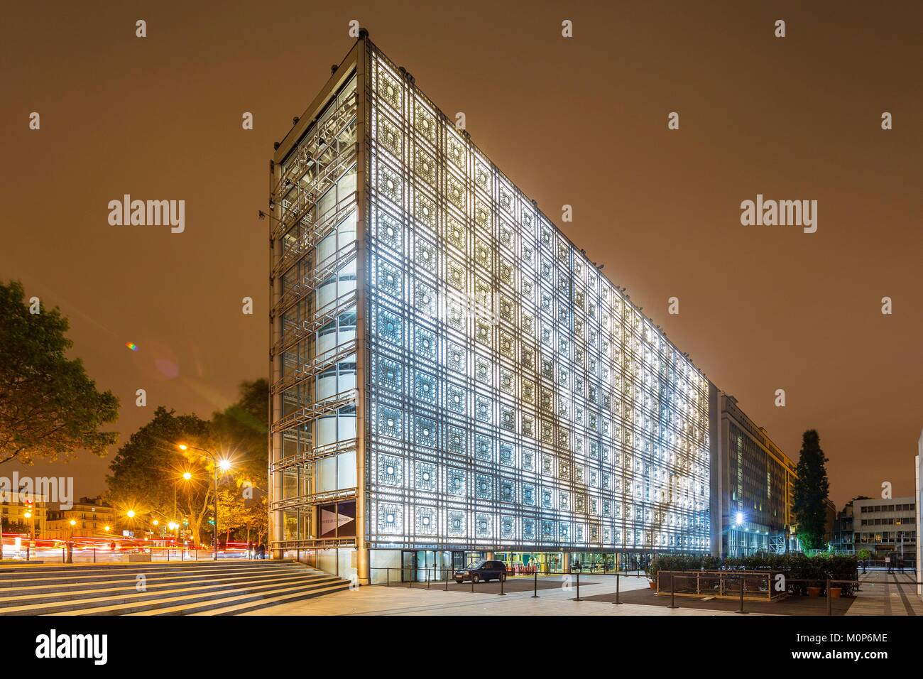 Francia,Paris,Institut du Monde Arabe (IMA), diseñado por el arquitecto Jean Nouvel y Architecture-Studio,White Night 2017 Foto de stock