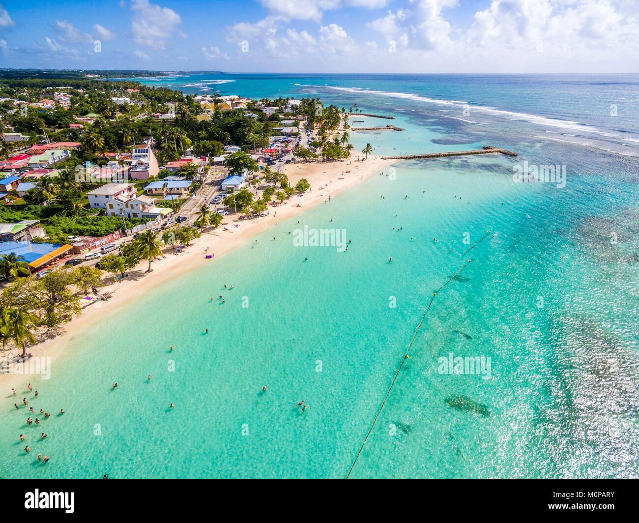Francia,caribe,Antillas Menores,Guadalupe,Grande-Terre, Sainte Anne,vista aérea de la playa municipal y su laguna (vista aérea) Foto de stock