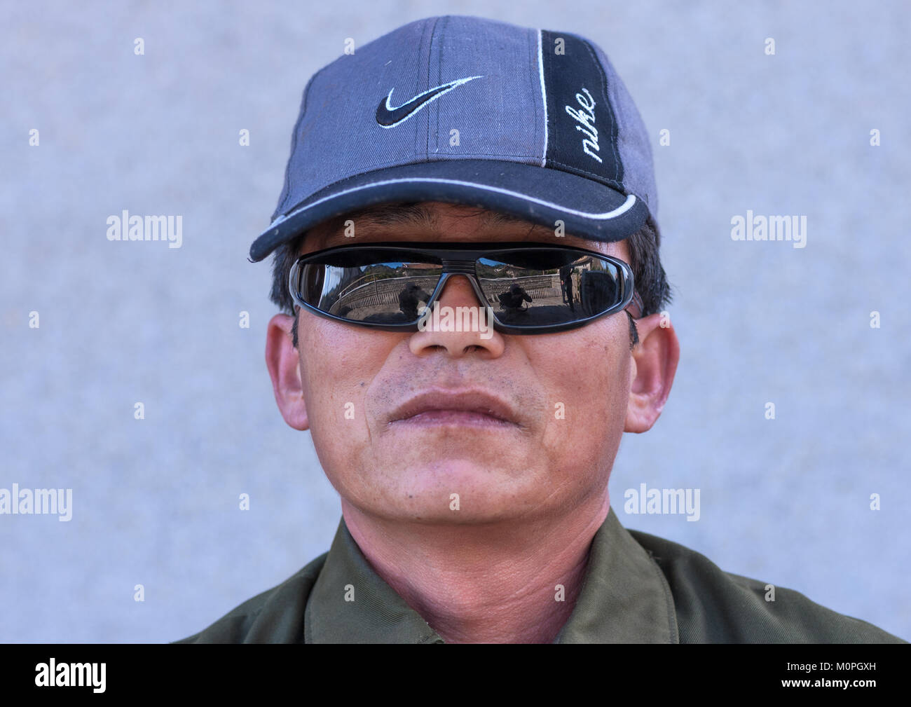 Corea del Norte hombre vestido con una gorra y gafas de sol de Nike, en el  norte de la provincia de Hamgyong, Jung RI Pyong, Corea del Norte  Fotografía de stock -