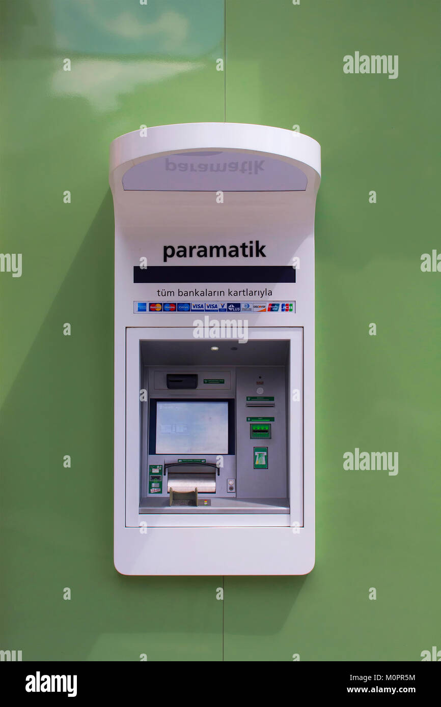 Máquina ATM del famoso banco comercial turca 's sucursal en Nisantasi / Estambul. Foto de stock