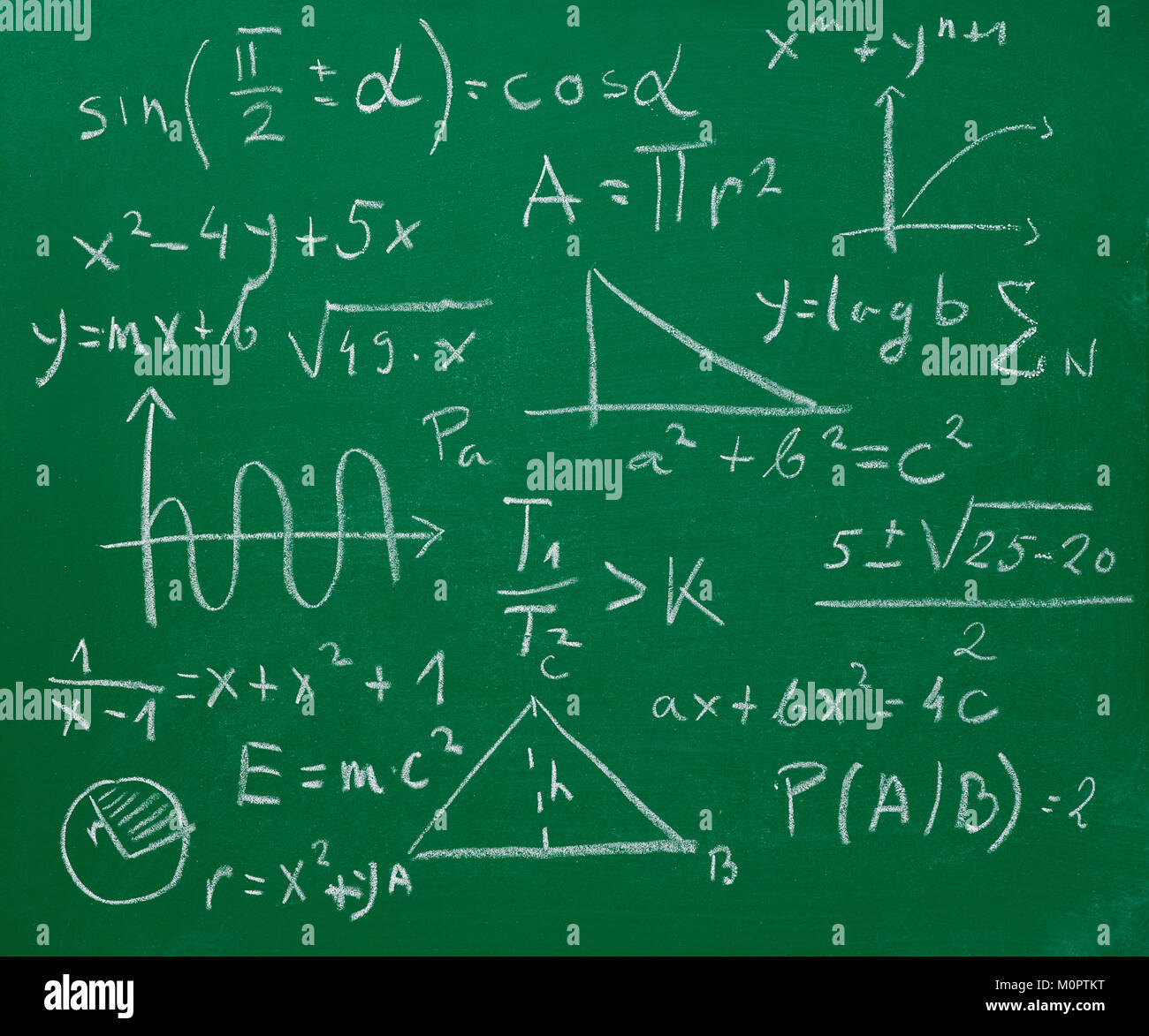 Fórmulas matemáticas y signos en una pizarra Fotografía de stock - Alamy