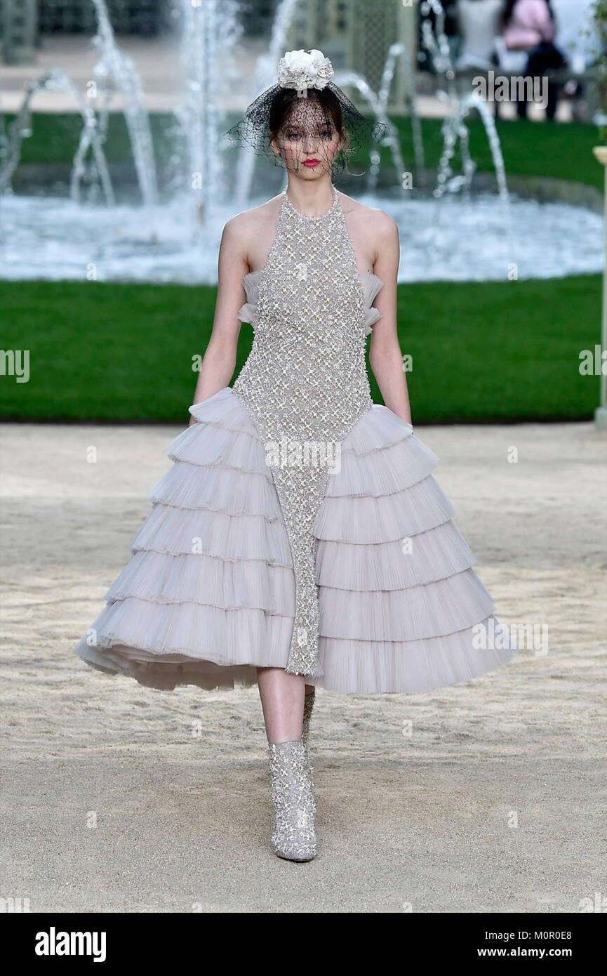 París, Francia. 23 ene, 2018. Una modelo presenta una creación de Chanel  durante la Haute Couture