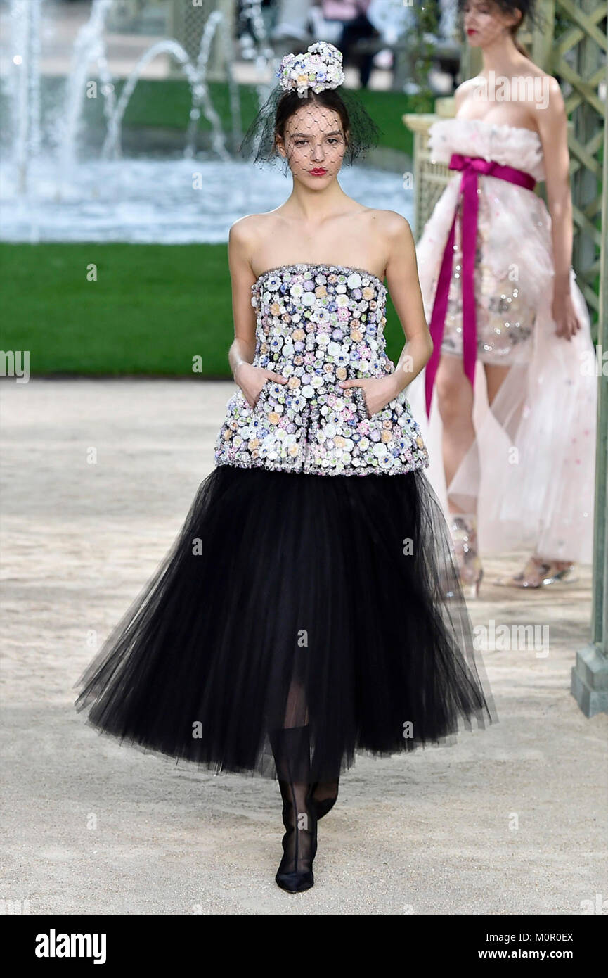 París, Francia. 23 ene, 2018. Modelos presentan las creaciones de Chanel  durante la Haute Couture colección primavera/verano 2018 muestra en París,  Francia, el 23 de enero, 2018. Crédito: Piero Biasion/Xinhua/Alamy Live News
